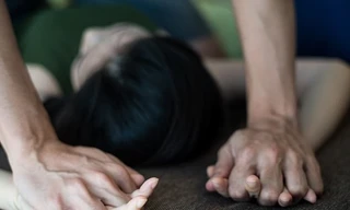 Tạm giữ đối tượng hiếp dâm bé gái bán vé số