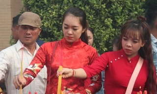 Vạn người đổ về chùa Bà Thiên Hậu cầu bình an năm mới