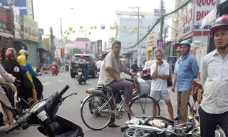 Dừng xe máy trên đường để bấm điện thoại, 2 người nguy kịch