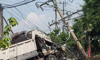 Xe ben 'làm xiếc' tông gãy cột điện