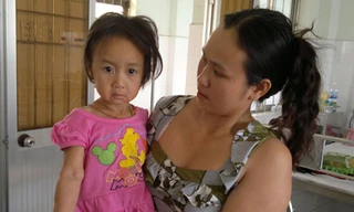 Tội nghiệp bé gái ba tuổi mặt như bà lão