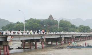 Cầu ở Nha Trang lún, ô tô phải đi hướng khác