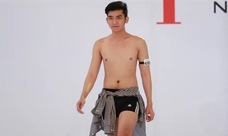 Next Top Model: thí sinh nam tự tin với bụng 'một múi'