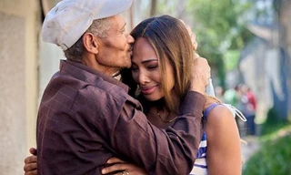 Hoa hậu Bỉ bật khóc khi gặp lại người cha đã bỏ rơi cô ở trại mồ côi lúc mới 9 tuổi