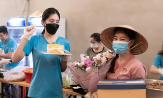 Hoa hậu Tiểu Vy được tặng quà là gạo, nước mắm trong ngày sinh nhật giữa mùa dịch