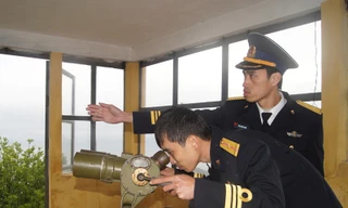 Quan sát mục tiêu trên trạm. Ảnh: Nguyễn Minh