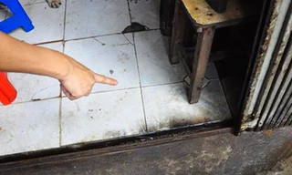 Thời gian gần đây, các loại "bom bẩn" gồm mắm tôm, dầu luyn, cá chết,...hay được các đối tượng đòi nợ dùng để "khủng bố" tinh thần "con nợ"