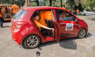 14 người lớn 'nhồi nhét' trong một chiếc Hyundai Grand i10