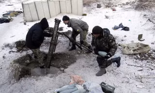 Binh sỹ Ukraine chuẩn bị bắn đạn pháo nhằm vào lực lượng ly khai tại làng Pisky, gần sân bay Donetsk. (Nguồn: AFP/TTXVN)