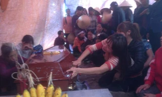 Người thân đau đớn trước sự ra đi của anh Lê Xuân Quế.