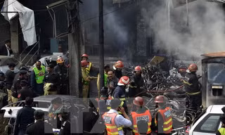 Cảnh sát Pakistan điều tra tại hiện trường một vụ đánh bom. (Ảnh: AFP/TTXVN)