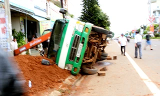 Hiện trường vụ lật xe hi hữu