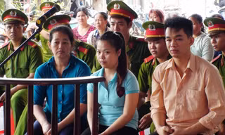 Các bị cáo trong gia đình tại phiên tòa. Ảnh T.Châu