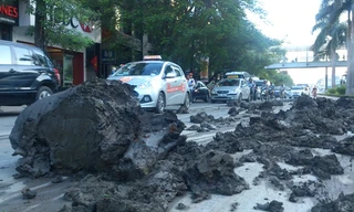 Đường Trần Duy Hưng ngập ngụa bùn đất sáng 17/11. Ảnh: Xuân Ân