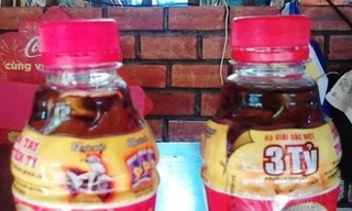 Những chai nước Dr Thanh bị phản ánh có chứa vật lạ.