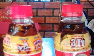 Những chai nước Dr Thanh bị phản ánh có chứa vật lạ.