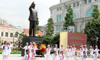 Tượng đài Chủ tịch Hồ Chí Minh trước trụ sở UBND thành phố vừa được khánh thành. Ảnh: VnExpress