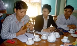 Đại diện TNHH TM DV Tân Hiệp Phát đang quan sát chai nước ngọt Number One.