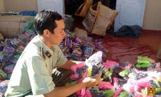 Quản lý thị trường tỉnh Gia Lai đang kiểm tra lô hàng trái phép (Ảnh do cơ quan chức năng cung cấp)