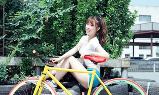 Mỹ nhân gợi cảm 'không phanh' bên xe đạp