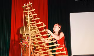 Hồ Thị Nhung đang biểu diễn