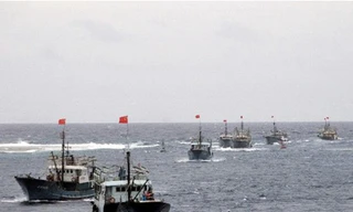 Tàu cá Trung Quốc tiến vào vùng biển quanh đảo đá Vành Khăn thuộc quần đảo Trường Sa của Việt Nam - Ảnh: THX