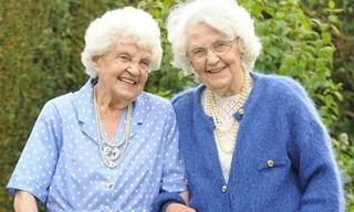 Cặp song sinh già nhất thế giới đón sinh nhật lần thứ 102