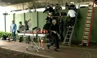 Công tác sơ cứu đang được tiến hành ở nơi xảy ra vụ tai nạn