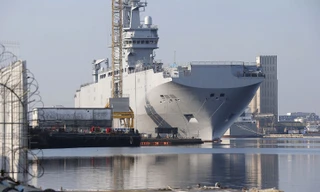 Pháp đã tìm được quốc gia thay thế Nga sở hữu chiến hạm Mistral. Ảnh: AP