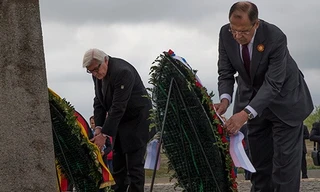 Ngoại trưởng Đức Frank-Walter Steinmeier (trái) và Ngoại trưởng Nga Sergey Lavrov đặt vòng hoa tại Đài tưởng niệm các chiến sỹ Xô Viết thiệt mạng trong Thế chiến 2 ở Volgograd. (Nguồn: AFP)