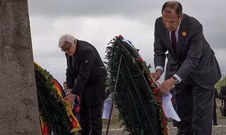 Ngoại trưởng Đức Frank-Walter Steinmeier (trái) và Ngoại trưởng Nga Sergey Lavrov đặt vòng hoa tại Đài tưởng niệm các chiến sỹ Xô Viết thiệt mạng trong Thế chiến 2 ở Volgograd. (Nguồn: AFP)