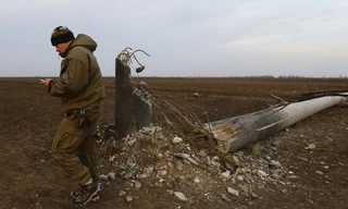 Ukraine khắc phục đường điện sang bán đảo Crimea. Ảnh: Reuters