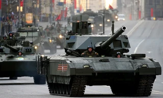 Siêu tăng T-14 Armata xuất hiện lần đầu tại lễ duyệt binh mừng Ngày Chiến thắng tại Quảng trường Đỏ hôm 9/5/2015. Ảnh: Tass