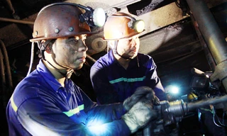 Nguyễn Xuân Trường (bên trái) là một trong 20 gương mặt lọt vào vòng bình chọn