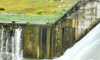 Thấp thỏm dưới “bom” nước