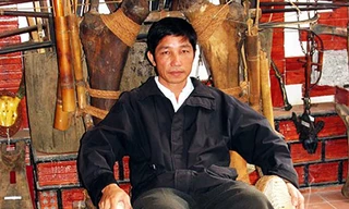 Ông K’Tâm và chiếc ghế “vua voi”từng ngồi làm lễ cúng (ảnh lớn); 