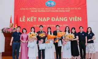 Năm học sinh ưu tú được kết nạp Đảng 