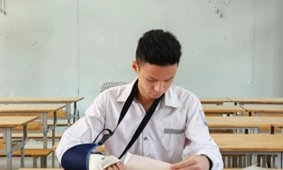 Nam sinh gãy tay nhờ người chép hộ đạt điểm thi ấn tượng
