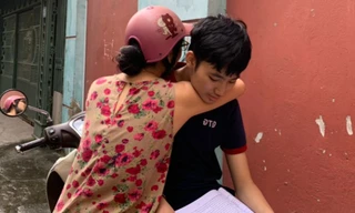 Áp lực trước kì thi: Con tranh thủ ôn bài, mẹ ở bên động viên 