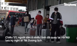 Tay xách nách mang, người dân quay lại Thủ đô sau kỳ nghỉ Tết dương lịch