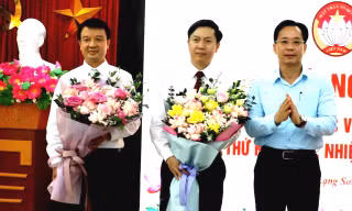 Lãnh đạo chủ chốt Ủy ban MTTQ Việt Nam tỉnh Lạng Sơn nhận hoa chúc mừng của lãnh đạo Tỉnh ủy Lạng Sơn. Ảnh: Duy Chiến