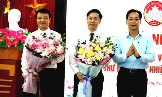 Lãnh đạo chủ chốt Ủy ban MTTQ Việt Nam tỉnh Lạng Sơn nhận hoa chúc mừng của lãnh đạo Tỉnh ủy Lạng Sơn. Ảnh: Duy Chiến