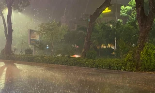 Hà Nội đón mưa 'vàng' giải nhiệt chuỗi ngày nắng nóng 41 độ C, nhiều tuyến phố ngập sâu