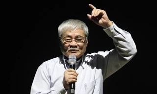 Nguyễn Duy chơi với... rác 