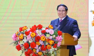 Thủ tướng Phạm Minh Chính: Xây dựng chính sách đặc thù đối với nhân viên y tế 