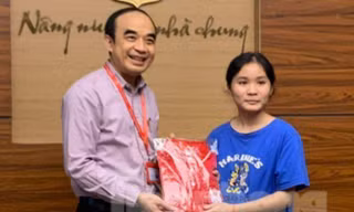 Đang đi làm công nhân, nữ sinh người Nùng bất ngờ nhận thông tin được đi học ĐH Y Hà Nội