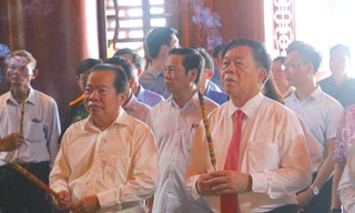 Trưởng Ban Tuyên giáo Trung ương dâng hương tại tượng đài Bác Hồ, đền thờ liệt sĩ ở Phú Quốc