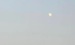 Tại sao đôi khi chúng ta có thể nhìn thấy Mặt trăng vào ban ngày? 
