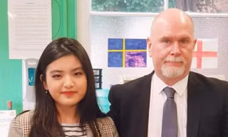 Khánh Linh cùng thầy giáo dạy Sinh học ở trường THPT 