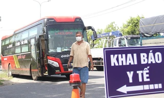 Ùn tắc ở chốt kiểm soát dịch, tài xế dấn chân ga hàng tiếng đồng hồ vào thành phố 